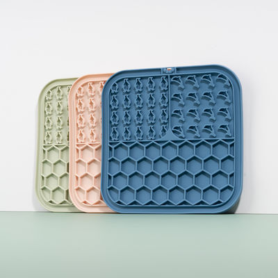 Silikone Pet Lick Pad Slow Feeder Licking Mat voor honden/katten Op maat gemaakte angstverlichting