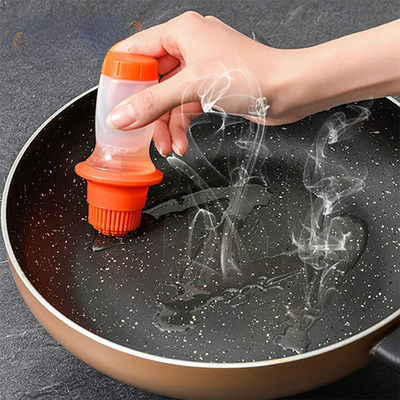 Handige gereedschappen Siliconefles en olieborstel voor het koken