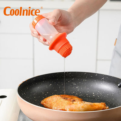 Handige gereedschappen Siliconefles en olieborstel voor het koken