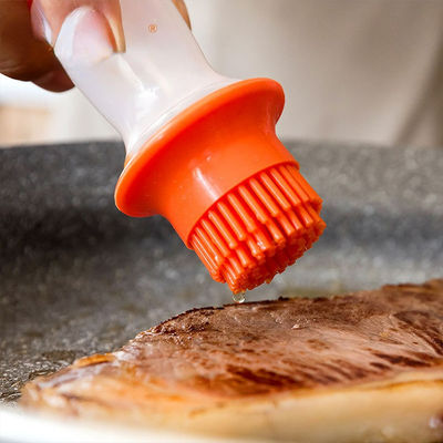 Handige gereedschappen Siliconefles en olieborstel voor het koken