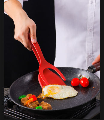 Een handige twee-in-één-voedselklem voor het oprapen van eieren en het omdraaien van biefstukken bij duurzaam koken